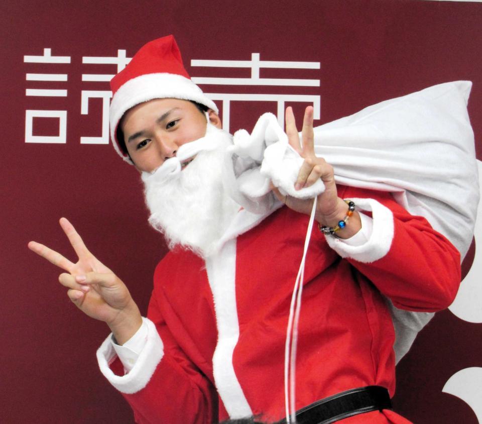 　報道陣のリクエストに応えてサンタクロースのコスプレを披露した秋広