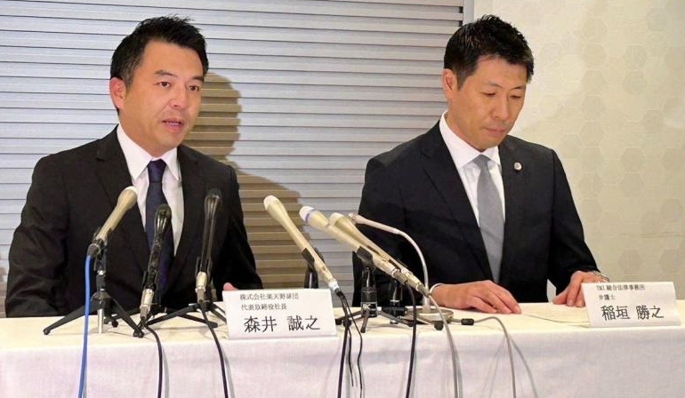 　会見した森井誠之球団社長（左）と、稲垣勝之弁護士