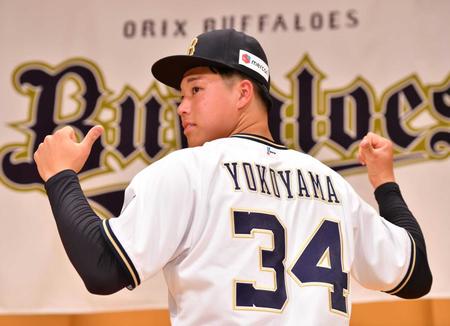 　背番号「３４」を背負いポーズを取るドラフト１位の横山（撮影・中田匡峻）