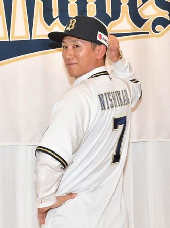 　背番号を披露する西川（撮影・石井剣太郎）