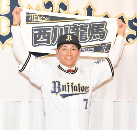 　自身のグッズを掲げる西川（撮影・石井剣太郎）
