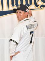 　背番号を披露する西川（撮影・石井剣太郎）