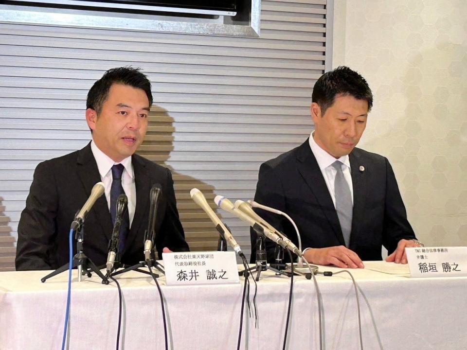 　会見した森井球団社長（左）と、稲垣弁護士