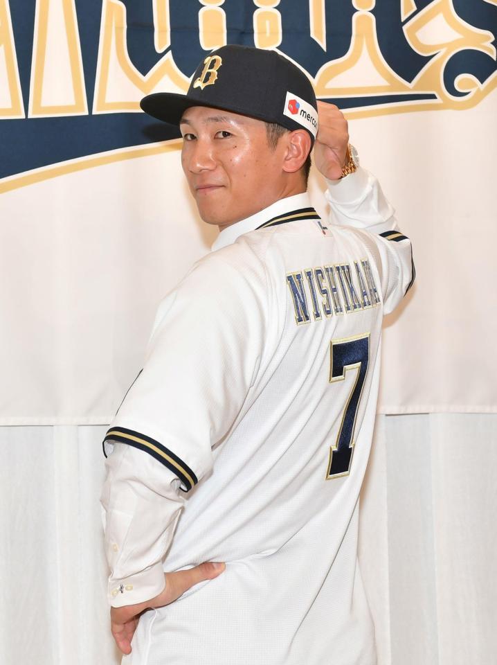 　背番号を披露する西川（撮影・石井剣太郎）