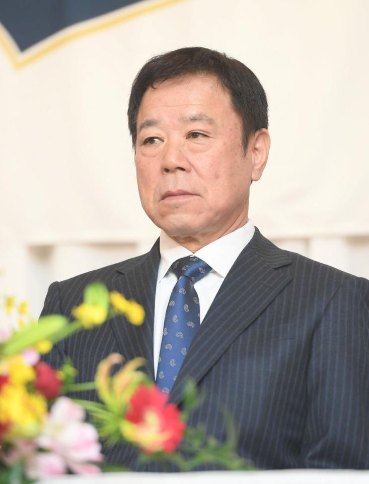 　会見する福良淳一ＧＭ（撮影・石井剣太郎）