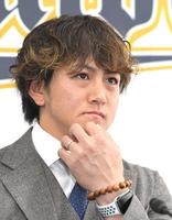 　契約更改交渉を終え、会見する小田（撮影・北村雅宏）