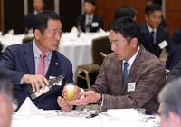 　中畑清ＯＢ会会長（左）からビールをついでもらう阿部監督（撮影・佐藤厚）