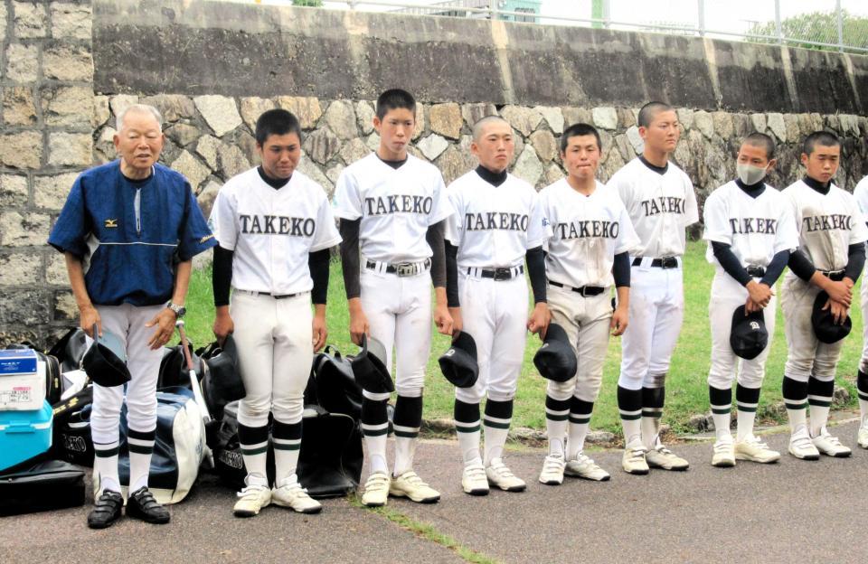 　試合後、保護者らにあいさつする迫田監督と選手たち＝２１年７月１６日