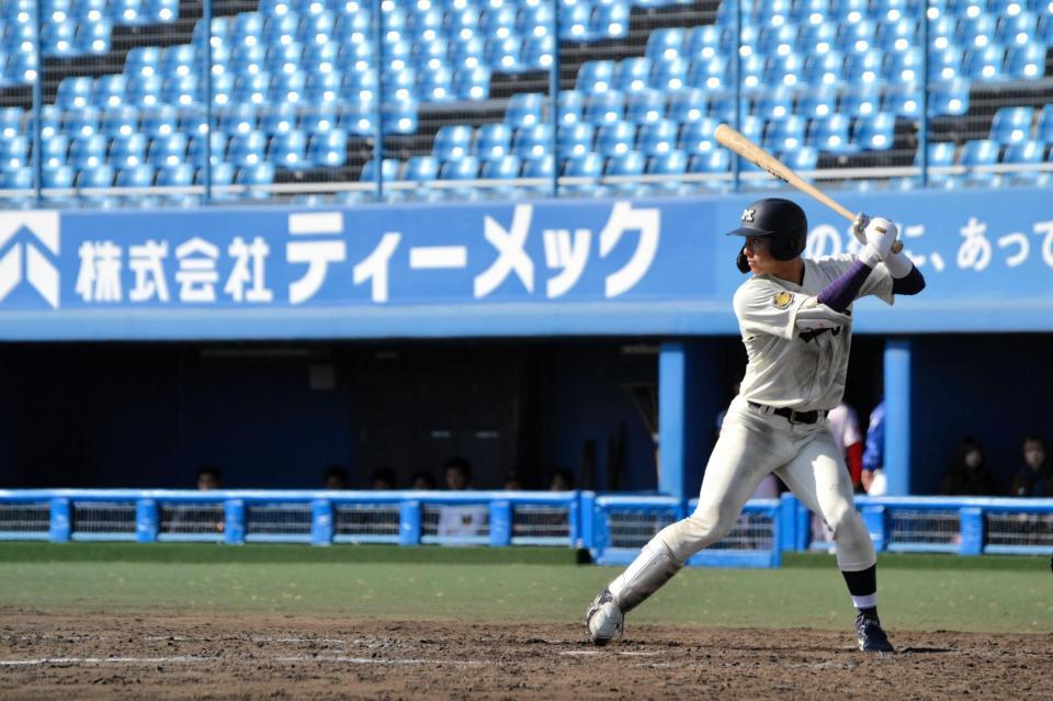 　侍ジャパン大学代表候補強化合宿で、打席に立つ来秋ドラフトの目玉になる明大新主将・宗山