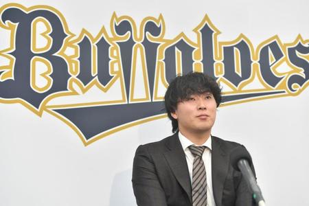 　契約更改を終え、取材に応じる東（撮影・石井剣太郎）