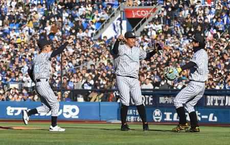 　横浜高対東海大相模の決勝戦のパフォーマンスに登場した（左から）柳沢慎吾、松坂大輔氏、上地雄輔（撮影・佐々木彰尚）