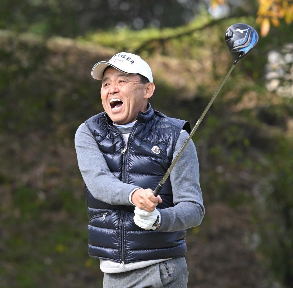 　ティーショットを放ち雄たけびを上げる阪神・岡田監督＝１１月２４日