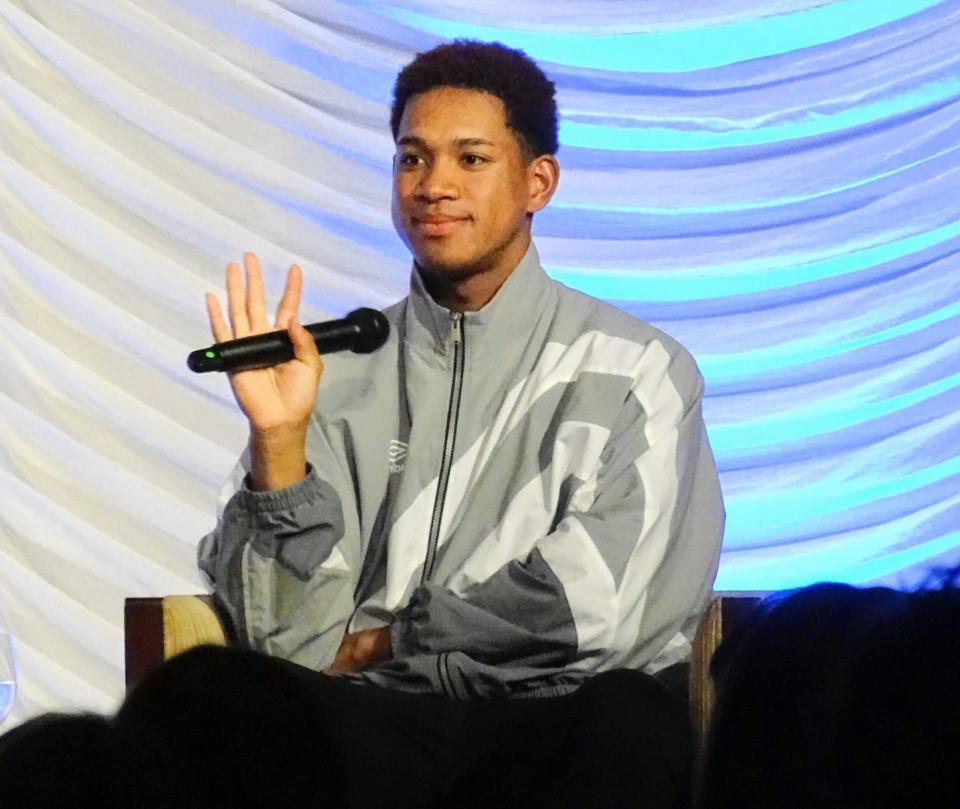 　トークショーに参加した万波