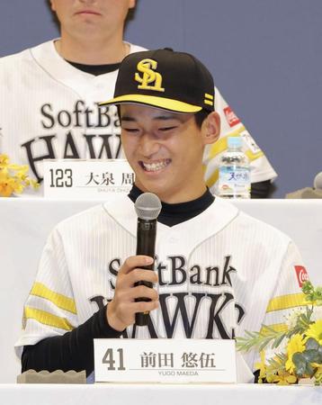 　ソフトバンクの新入団選手発表で質問に答える前田悠伍