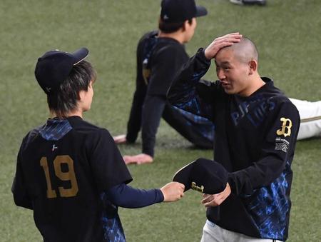 オリックス・山岡泰輔（左）にいじられる宮城大弥＝京セラドーム（撮影・佐々木彰尚）