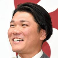 　「ベストナインを取りたかった」と笑顔で語る坂本（撮影・佐藤厚）