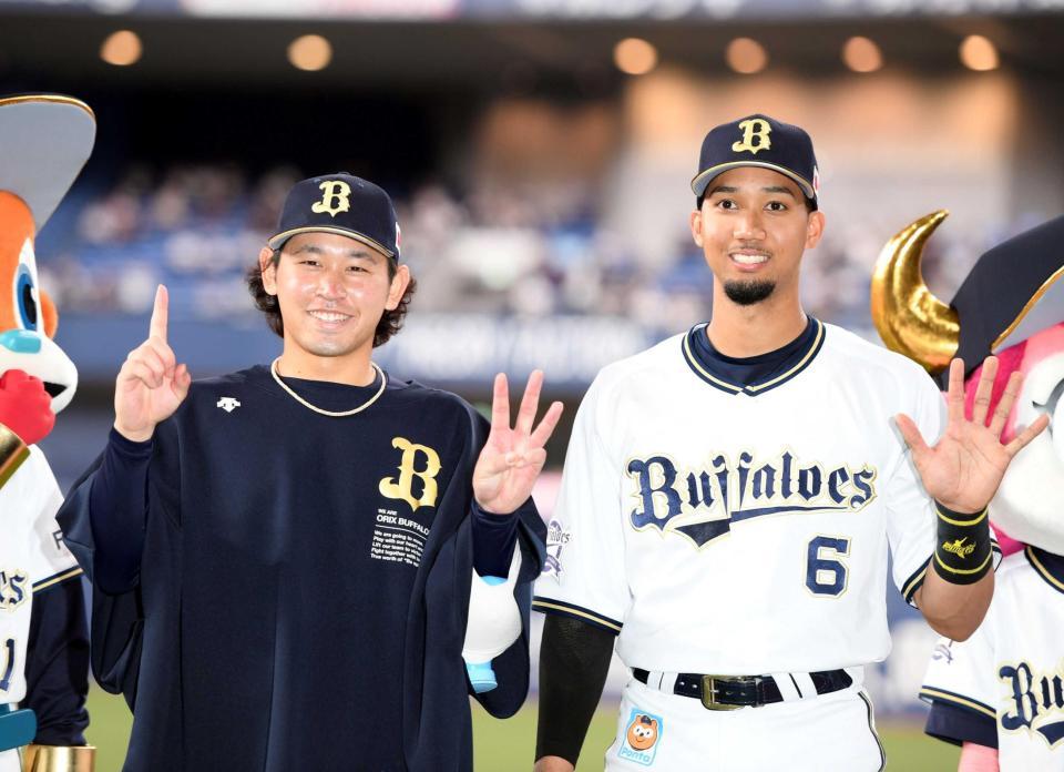 １３奪三振で６勝目を挙げたオリックス・宮城大弥（左）と５号ソロを放ち勝利に貢献したオリックス・宗佑磨は笑顔でポーズを決める＝京セラドーム大阪（撮影・山口登）