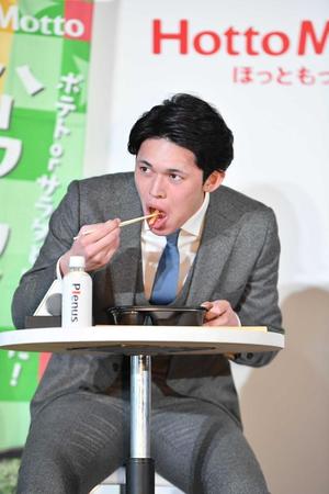 　商品を試食する佐々木朗（撮影・開出牧）