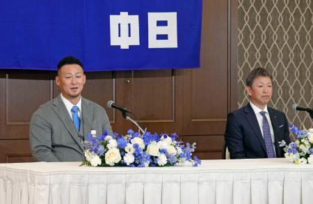 　中日入団が決まり、記者会見する中田翔内野手。右は立浪監督＝６日午前、名古屋市