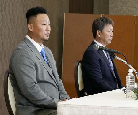 　中日入団が決まり、記者会見する中田翔。右は立浪監督（提供・共同通信社）