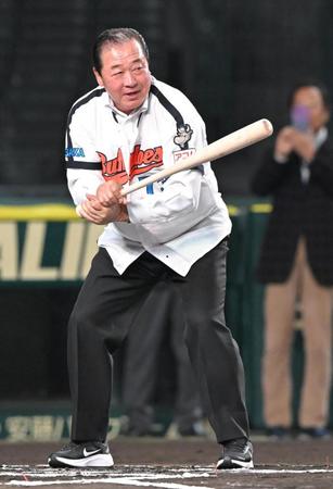 こんにゃく打法で構える梨田昌孝氏（撮影・高部洋祐）