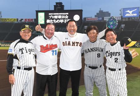 記念写真に納まる（左から）真弓明信氏、梨田昌孝氏、中畑清氏、田尾安志氏、岡義朗氏（撮影・高部洋祐）