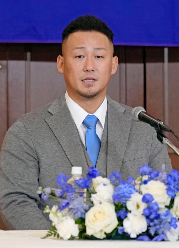 　中日入団が決まり、記者会見する中田翔内野手