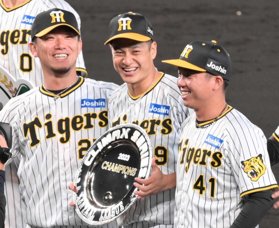 ＣＳ優勝のシャーレを手に笑顔を見せる阪神・大竹耕太郎（中央）、阪神・村上頌樹（右）、阪神・伊藤将司（撮影・立川洋一郎）