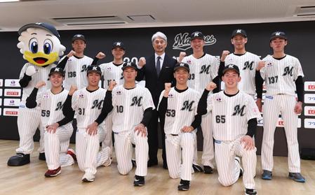 ガッツポーズをする（前列左から）、早坂響、大谷輝龍、上田希由翔、木村優人、寺地隆成、（後列左から）藤田和樹、松石信八、吉井理人監督、武内涼太、高野光海、富山紘之進（撮影・園田高夫）