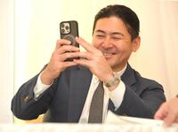 　プロ野球選手会総会後、スマホを手にする日本プロ野球選手会会長・会沢（右）＝撮影・北村雅宏