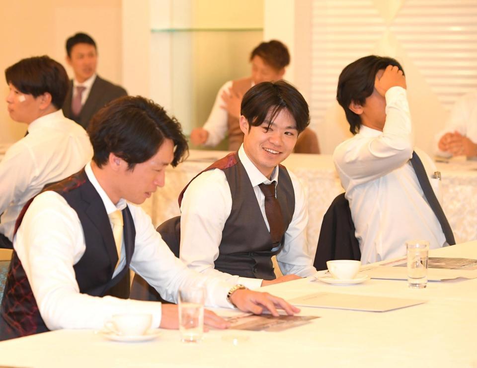 　プロ野球選手会総会に参加する中野（中央）と近本（右）＝撮影・北村雅宏