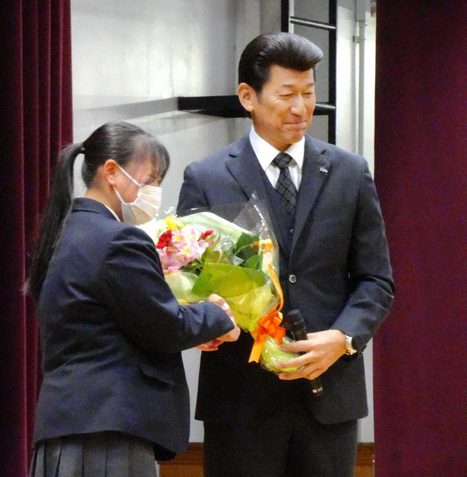 　母校・高田商でサプライズ講演会を行った三浦監督