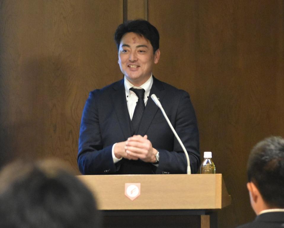 　甲子園塾の講義で若手指導者に対して熱弁を振るう花巻東・佐々木監督