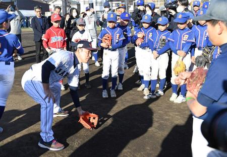 　野球少年たちに守備でのグラブの出し方を教える侍ジャパン・井端監督（撮影・三好信也）