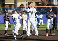 　野球少年たちに守備を教える侍ジャパン・井端監督（撮影・三好信也）