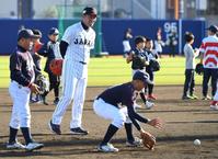 　野球少年たちに守備を教える侍ジャパン・井端監督（撮影・三好信也）