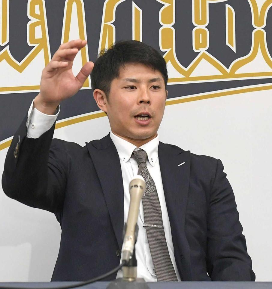 　契約更改を終え、会見する若月（撮影・北村雅宏）