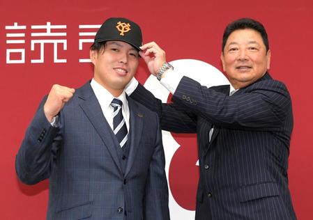 　吉村編成本部長（右）から帽子をかぶせてもらう馬場（撮影・佐藤厚）