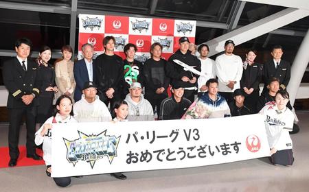 　出発前、記念写真に納まるオリックスナインら（撮影・北村雅宏）