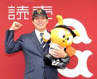 　ジャビット人形を抱き、笑顔を見せる馬場（撮影・佐藤厚）