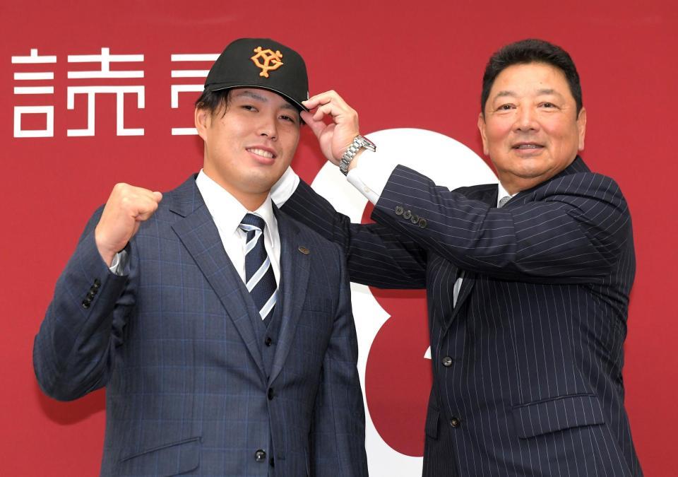 　吉村編成本部長（右）から帽子をかぶせてもらう馬場（撮影・佐藤厚）