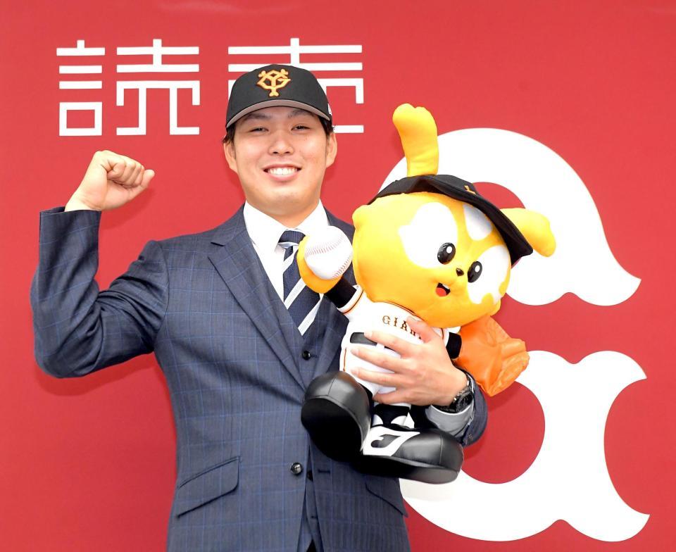 　ジャビット人形を抱き、笑顔を見せる馬場（撮影・佐藤厚）