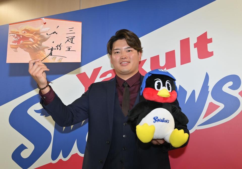 　辰年の絵馬を持ち、笑顔を見せる村上（撮影・西岡正）