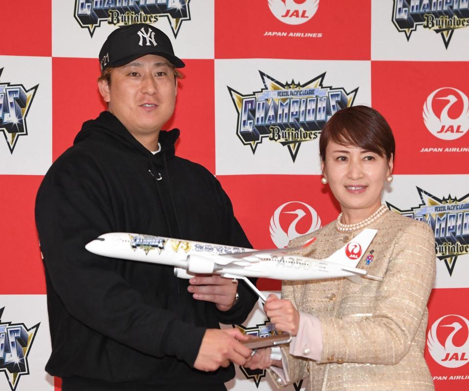 　飛行機の模型を日本航空職員より受け取る杉本（左）＝撮影・北村雅宏