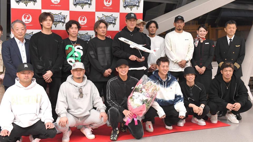 　出発前、記念写真に納まるオリックスナインら（撮影・北村雅宏）