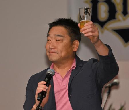 　乾杯の音頭を取る中嶋監督（撮影・中田匡峻）