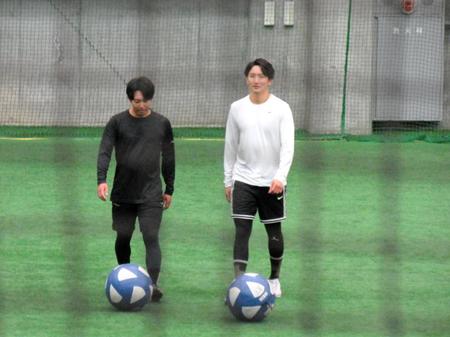 　ジャイアンツ球場で赤星（左）らと自主練習を行った横川