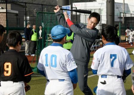 　野球教室で打撃の指導をする広島・秋山＝神奈川県横須賀市