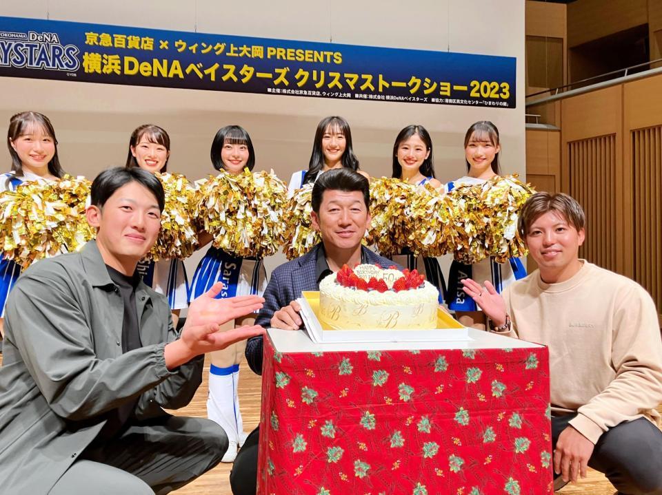 　クリスマストークショーに登場した左から山本、三浦監督、東