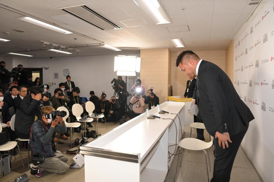 　会見の冒頭で頭を下げる山川（撮影・高部洋祐）